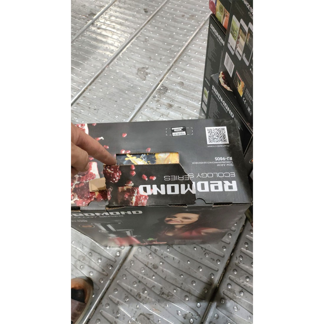46653y_1.jpg Соковыжималка шнековая Redmond RJ-980S Красный